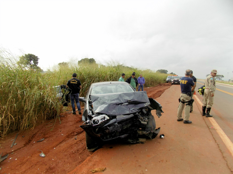Homem fica preso às ferragens em acidente na BR-267 em Bataguassu Com o impacto, o carro do vigilante foi lançado no meio da vegetação do lado esquerdo da via, e o Fiat/Palio ficou no acostamento do mesmo lado da pista. (Foto: Cenário MS)