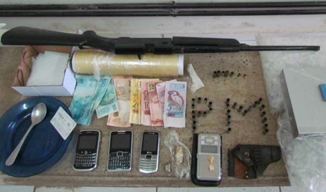 Rotai prende em flagrante homem com drogas em Três Lagoas A polícia passava em frente a uma residência quando avistou Marcos Batista vulgo Marquinho Batista sentado em frente (Foto: Divulgação/Assecom)