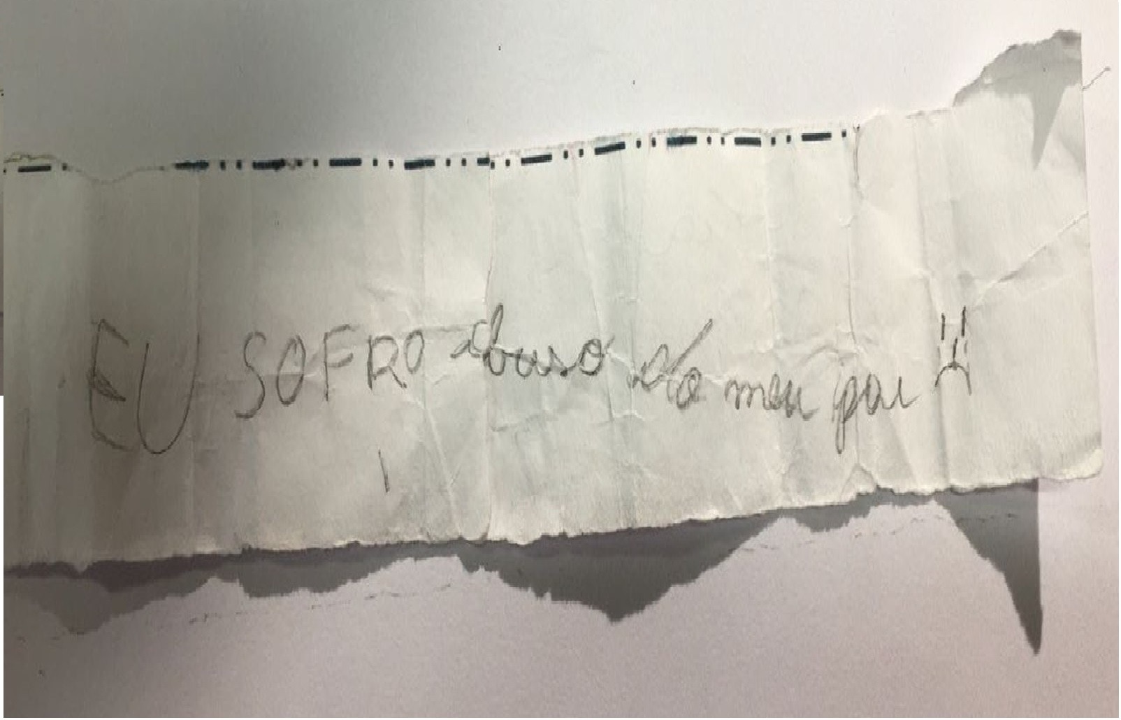 Menina de 11 anos escreveu um bilhete para relatar abusos que sofria do pai em Paulínia (SP) (Foto: Polícia Civil)