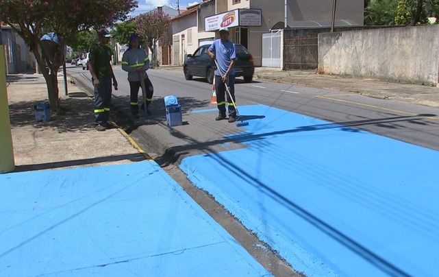 Em Tietê, SP, ruas são pintadas de azul para diminuir o calor e gerar economia de energia elétrica Ruas de Tietê foram pintadas de azul para diminuir a temperatura ambiente — Foto: Reprodução/TV TEM