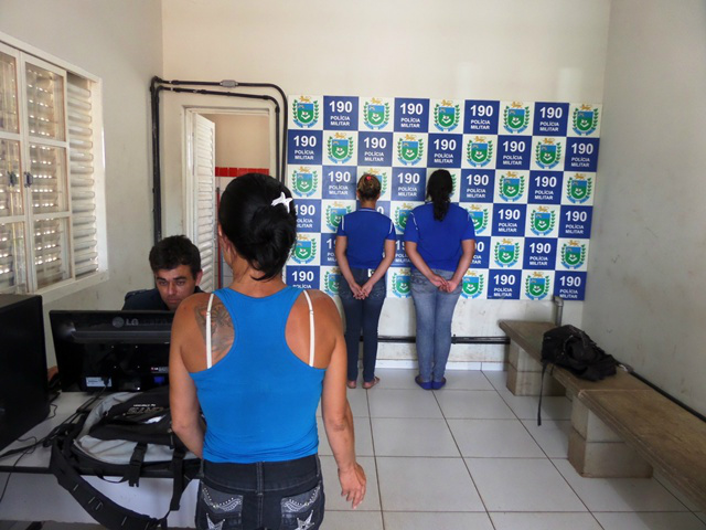 Adolescentes são acusadas de furto de sorvete em Três Lagoas A mãe de uma das adolescentes acompanhou todo o procedimento. (Foto: Celso Daniel)