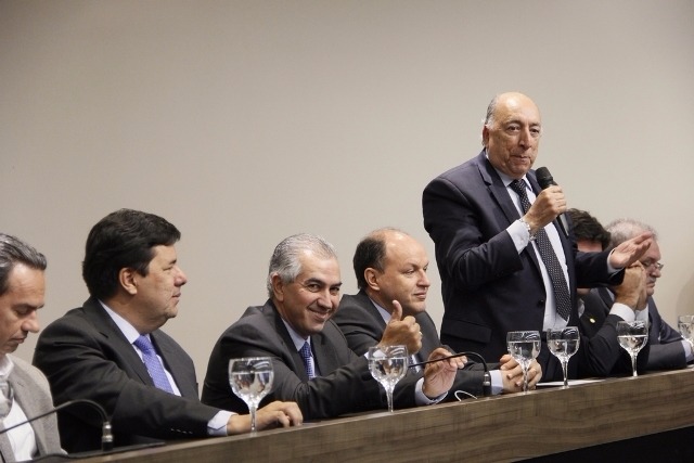 Diversos políticos participaram do encontro entre eles o governador Reinaldo Azambuja e o Presidente da Assomasul (Foto/Assessoria)