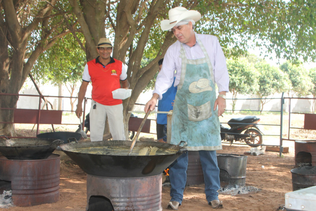 Guerreiro, bem ao seu estilo comandou a cozinha improvisada debaixo das árvores, ao estilo de uma autêntica comitiva, preparando a 