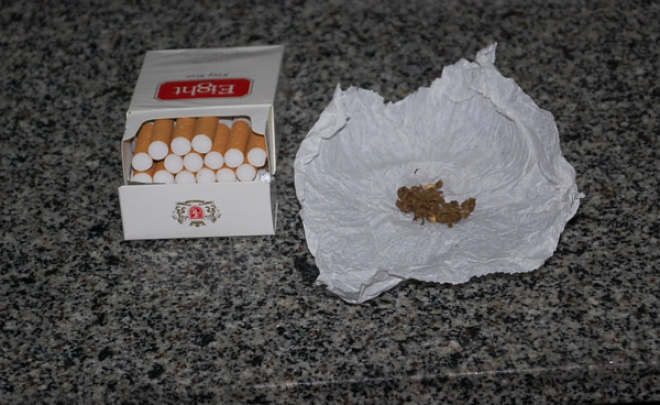 Menores são presos fumando maconha em praça da cidade A dupla foi presa em flagrante leva a delegacia de policia para as devidas providencias (Foto: O Correio News)