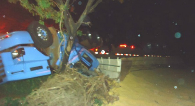 Carreta bate em árvore depois de tombar e condutor morre Veículo saiu da pista, tombou e bateu em árvore (Foto: Dourados Agora)