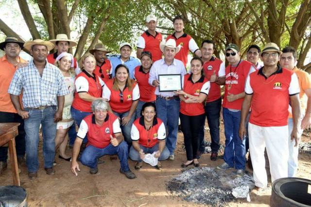 Com a ajuda de mais de dez voluntários e amigos, Ângelo Guerreiro coordenou as fornalhas da cozinha pantaneira e depois do almoço servido encontrou tempo para registra uma fotografa com parte da equipe que trabalhou durante o evento (Foto: Rodolfo Gomes) 