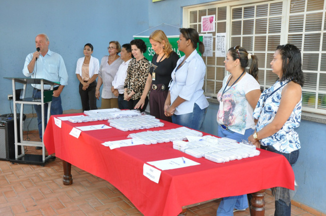 Prefeita entrega óculos aos beneficiários dos CRAS A prefeita Marcia Moura também parabenizou a secretária Lúcia Firmino e sua equipe pelo trabalho da Assistência Social (Foto: Divulgação/Assecom)