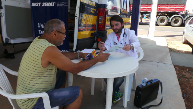 PRF e SEST/SENAT realizam ação social com caminhoneiros na BR-262 Também foi oferecido orientações médicas aos motoristas (Foto: Daniela Silis)