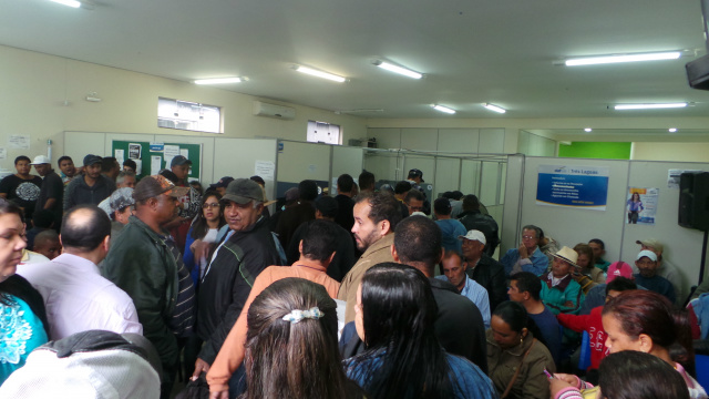 Em busca de oportunidades de trabalho, candidatos lotam a dependência do Ciat, porém, conseguir uma vaga pode ser um pouco mais prolongada, devido a ausência de aptidões técnicas (Foto: Patrícia Miranda) 