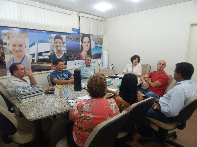 Deputado Angelo Guerreiro solicita apoio para escolas de Arapuá e Jupiá O deputado estadual Angelo Guerreiro esteve reunido, na manhã de hoje(8), com a prefeita Márcia Moura e equipe para tratar de assuntos referentes a melhorias no transporte dos alunos e professores da Escola Estadual José Ferreira, do bairro Jupiá, e Escola Estadual Afonso Francisco Xavier Trannim, do distrito de Arapuá. (Foto: Assessoria)