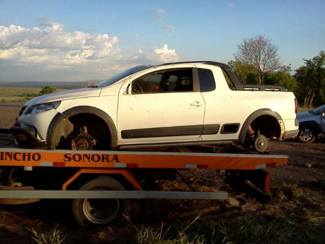 PRF encontra carro roubado em Cuiabá/MT capotado O veículo estava capotado na estrada entre Coxim e Sonora (Foto: Divulgação/Assecom)