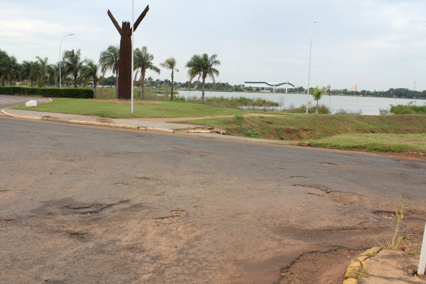Angelo Guerreiro solicitou  a substituição dos semáforos velhos e recuperação de vias públicas. (Foto: Assessoria)