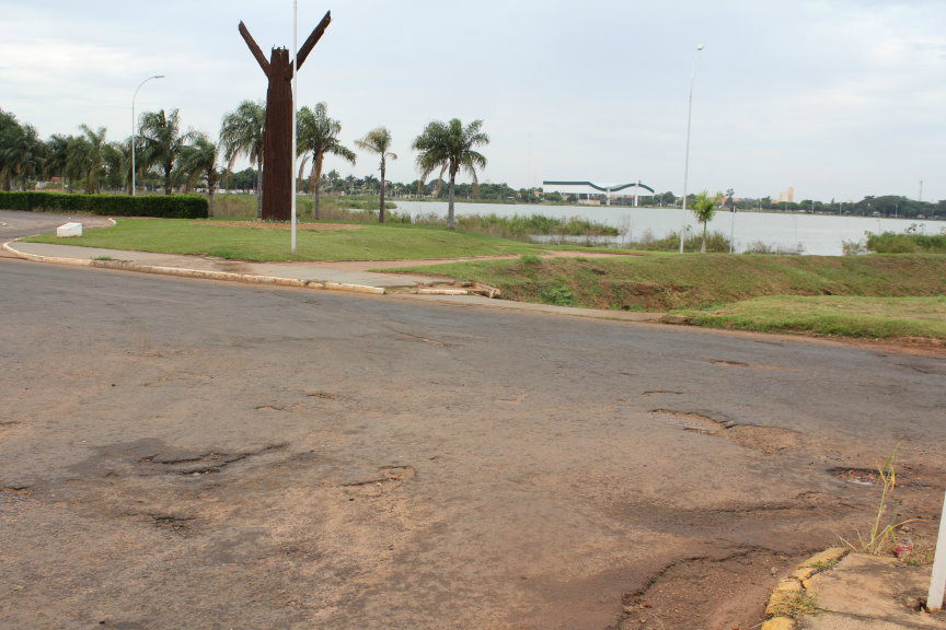 Guerreiro faz reivindicações pela segurança no trânsito em Três Lagoas Angelo Guerreiro solicitou a substituição dos semáforos velhos e recuperação de vias públicas. (Foto: Assessoria)
