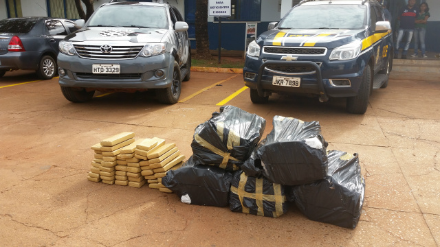 Ação conjunta entre PRF e PM resulta na apreensão de quase 300 quilos de maconha Droga apreendida no interior do Astra, com placas de Brasília - DF. (foto: Ricardo Ojeda)