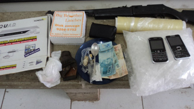 PM de Três Lagoas realiza prisão em flagrante de traficante O suspeito foi abordado e identificado como um homem de 46 anos, ele já era conhecido no meio policial pela prática de tráfico de drogas (Foto: Divulgação/Assecom)