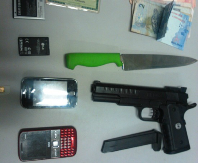 PM apreende acusado de roubo com simulacro de pistola O adolescente foi encaminhado pelos policiais militares à Delegacia do bairro Piratininga, juntamente com os materiais apreendidos, para demais providências (Foto: Divulgação/Assecom)