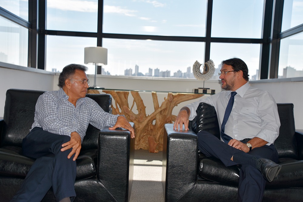 Presidente da Fiems recebe visita do pré-candidato juiz federal Odilon de Oliveira Sérgio Longen, presidente da Fiems e Odilon de Oliveira, pré-candidato ao Governo do Estado. (Fotos: Assessoria/Fiems).