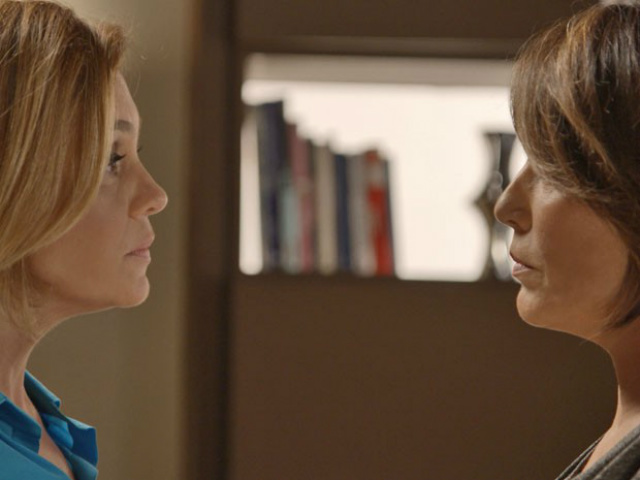 BABILÔNIA: Inês comemora desespero de Beatriz: 'Está tremendo nas bases' Inês e Beatriz têm mais um embate na Souza Rangel (Foto: TV Globo)