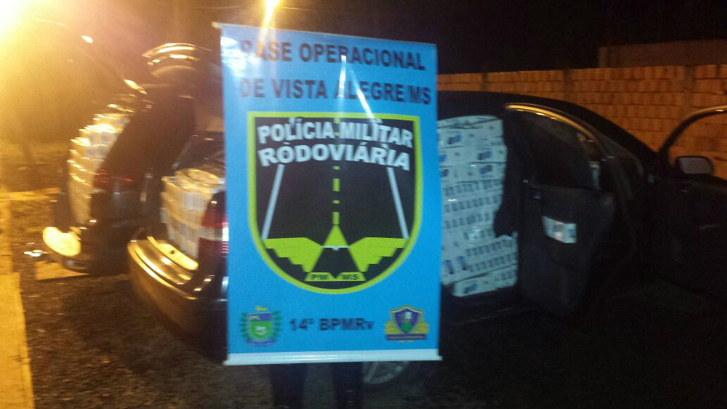 PMR apreende dois veículos com 3.500 pacotes de cigarros Os veículos e os cigarros foram apreendidos e serão entregues na Receita Federal em Ponta Porã. (Foto: Assessoria)