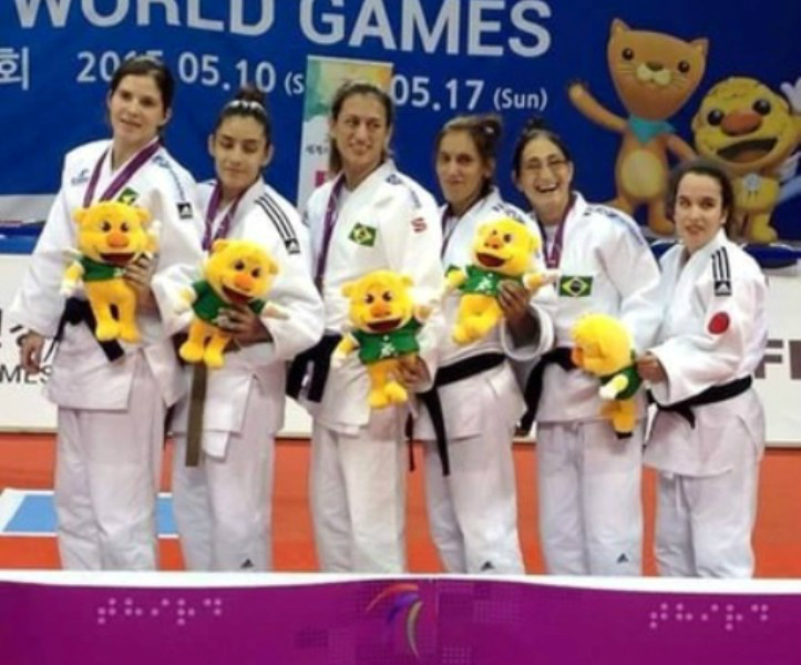 As judocas sul-mato-grossenses Michele Ferreira e Victoria Silva conquistaram a medalha de bronze por equipes no judô paralímpico, nos Jogos Mundiais da IBSA. (Foto: Assessoria)