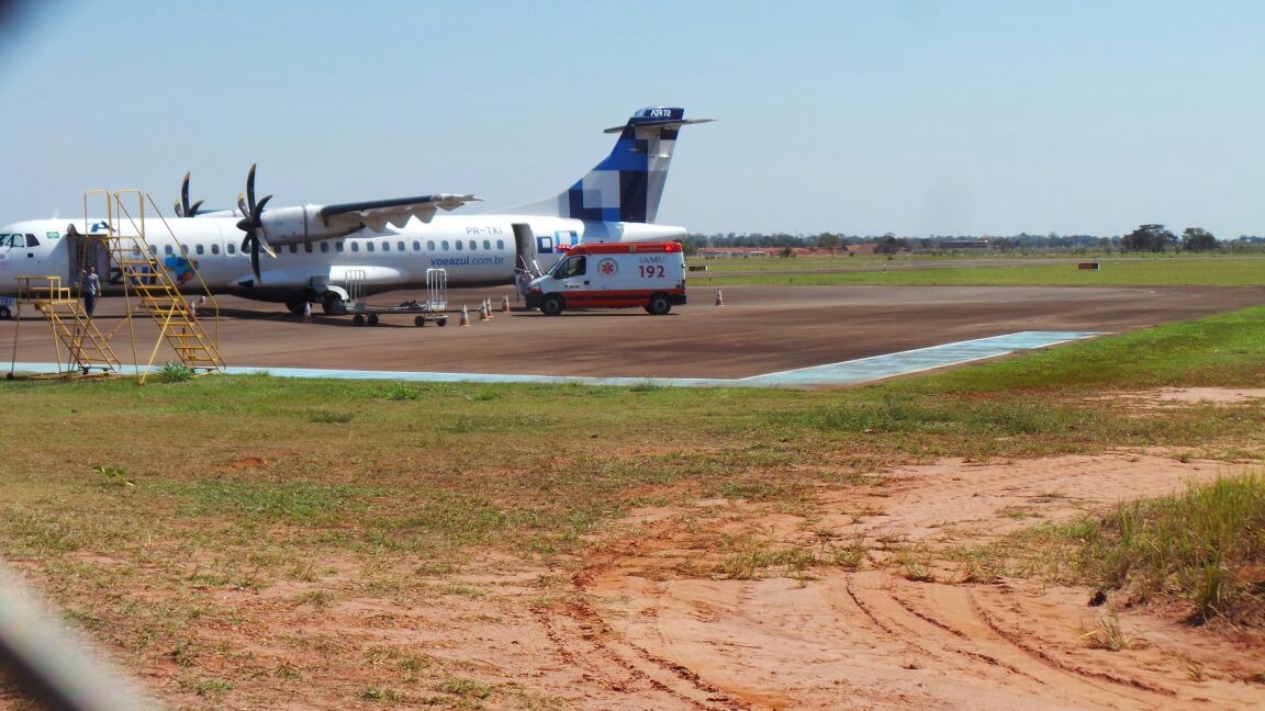 Equipe do Samu ofereceu os primeiros socorros ao piloto. (Foto: Lucas Gustavo/ Perfil News). 