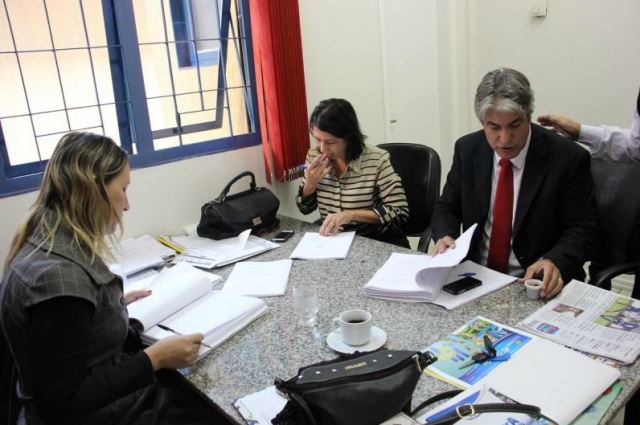 Vereadores Alex (PT), Thais Helena (PT) e Luiza Ribeiro (PPS), relatores do pedido da CP. (foto: Divulgação)