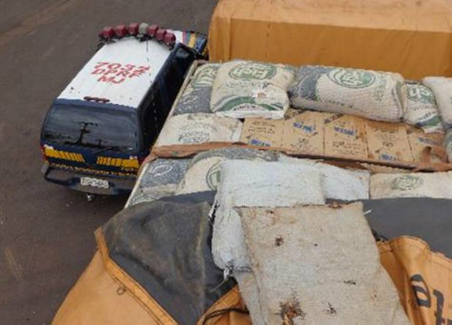 PRF de Naviraí apreende carreta carregada com cigarros Ao fiscalizar a carga, contatou-se que havia duas camadas de sacos contendo ração e abaixo caixas de cigarros oriundos do Paraguai/PY (Foto: Divulgação/Assecom)