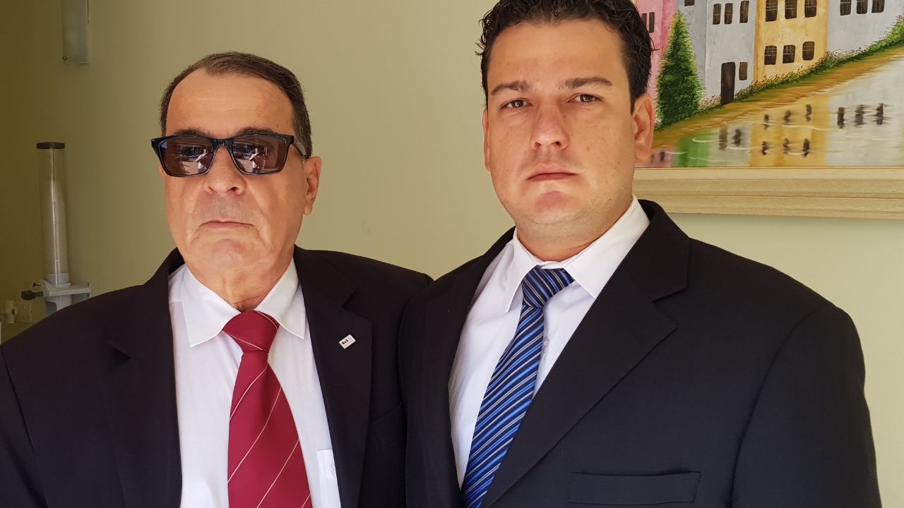 Advogado de um dos assassinos de PM reclama das condições de prisão de seu cliente Advogado João Penha do Carmo e seu filho Alexandre Penha do Carmo, também advogado. (Foto: Ricardo Ojeda/Perfil News).