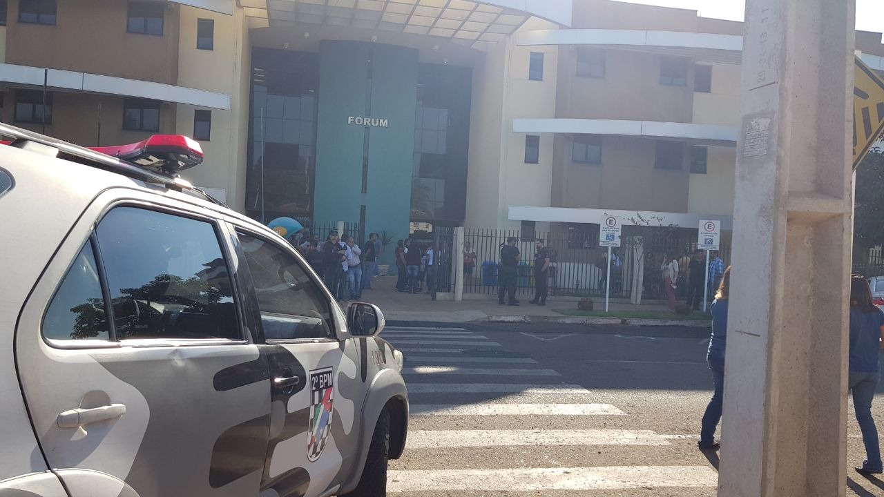 Advogado de um dos assassinos de PM reclama das condições de prisão de seu cliente Movimentação no Fórum é grande. (Foto: Ricardo Ojeda/Perfil News).