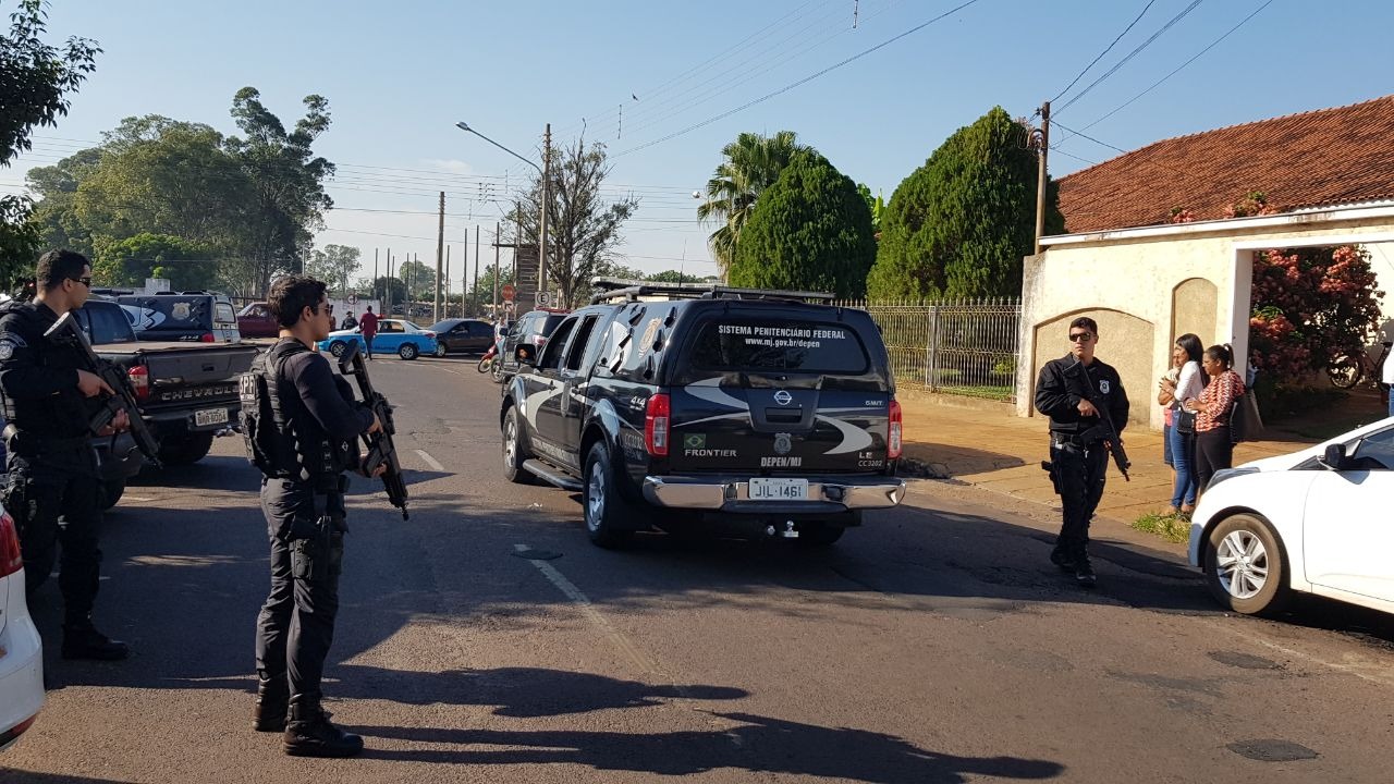 Advogado de um dos assassinos de PM reclama das condições de prisão de seu cliente Forte esquema de segurança foi montado nas imediações do Fórum. (Foto: Ricardo Ojeda/Perfil News).