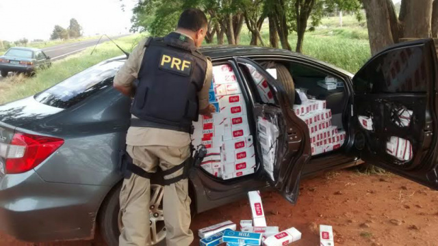 Após perseguição, a PRF acabou apreendendo os veículos e as cargas de quase cinco mil pacotes de cigarros (Foto: Divulgação)