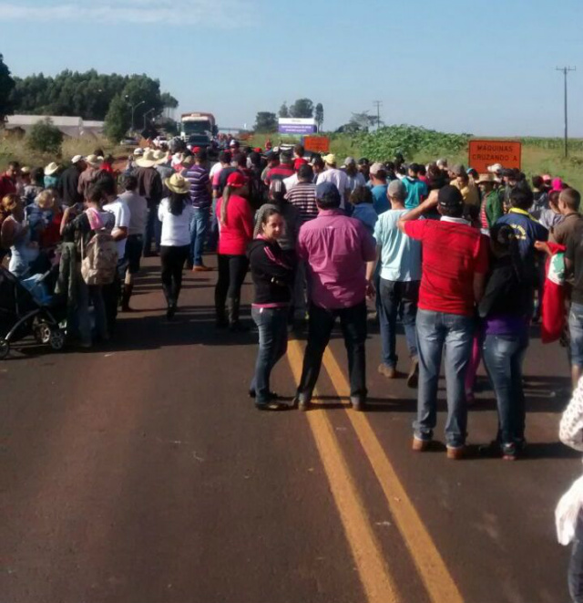 Os componentes dos movimentos sociais, bloquearam próximo a cidade de Japorã. (Foto: Assessoria) 