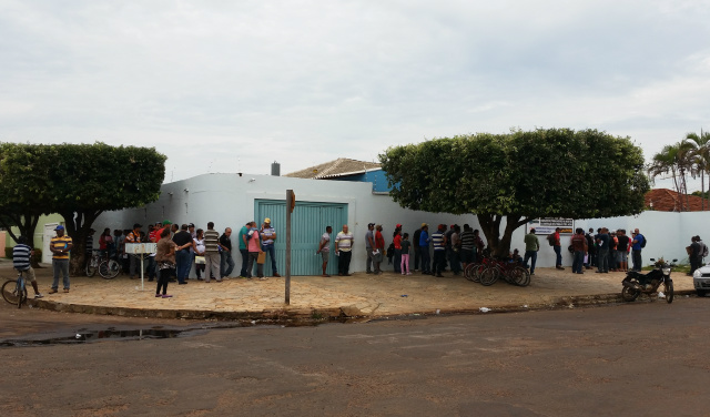 Após o anúncio de ampliação das fábricas Eldorado Brasil e Fibria levou muitos desempregos a terem a esperança de se encaixar no mercado de trabalho, como mostra a fila registrada na manhã de terça-feira em frente da sede do SINTIESPAV  (Foto: Ricardo Ojeda)