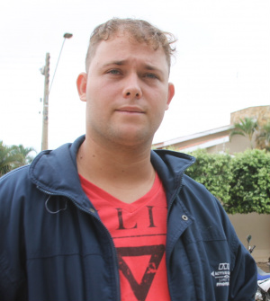 O candidato a uma vaga de trabalho, Richard Fernandes de Souza Cardoso (21) esperou cerca de 15 minutos para ser atendido (Foto: Fábio Jorge)