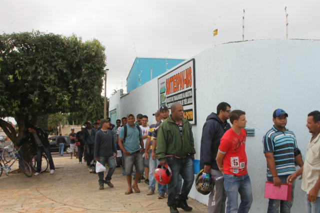 Candidatos de Três Lagoas e de outras cidades da região, incluindo também dos municípios paulista, como Andradina, Ilha Solteira, Castilho ficam na fila em busca de oportunidade de trabalho (Foto: Fábio Jorge)