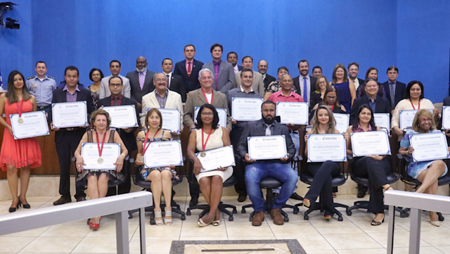 Professores são homenageados na Câmara Municipal Anualmente, a medalha é conferida a um indicado de cada vereador (Foto/Assessoria)