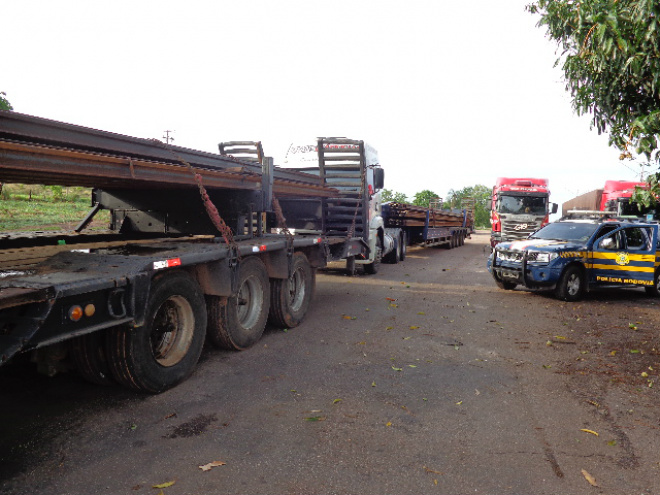 Carretas com excesso de peso são apreendidas pela PRF As carretas pranchas possuem 25m e 22m de comprimento, preparadas para transporte de cargas indivisíveis (Foto: Divulgação/Assecom)