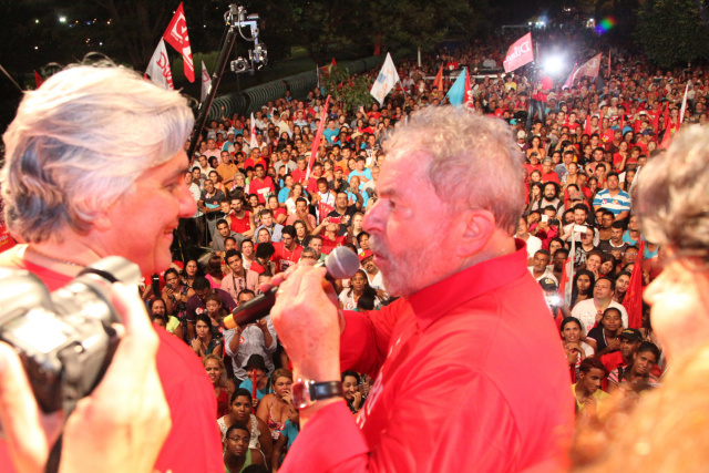 Quinze mil pessoas lotaram as ruas do Aero Rancho para ouvir Delcídio e Lula (Fotos: Assessoria)
