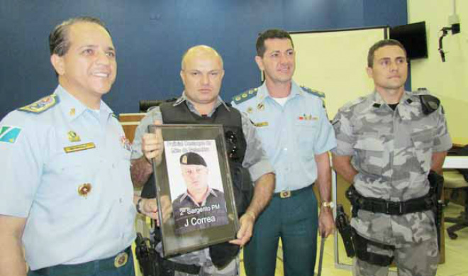 Policiais militares de Três Lagoas são homenageados pelo comando geral da PM Coronel Carlos Alberto David dos Santos com alguns dos homenageados (Foto: Divulgação/Assecom)