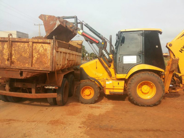 Maquinários realizando recuperação de ruas nos bairros da cidade (foto: Divulgação)