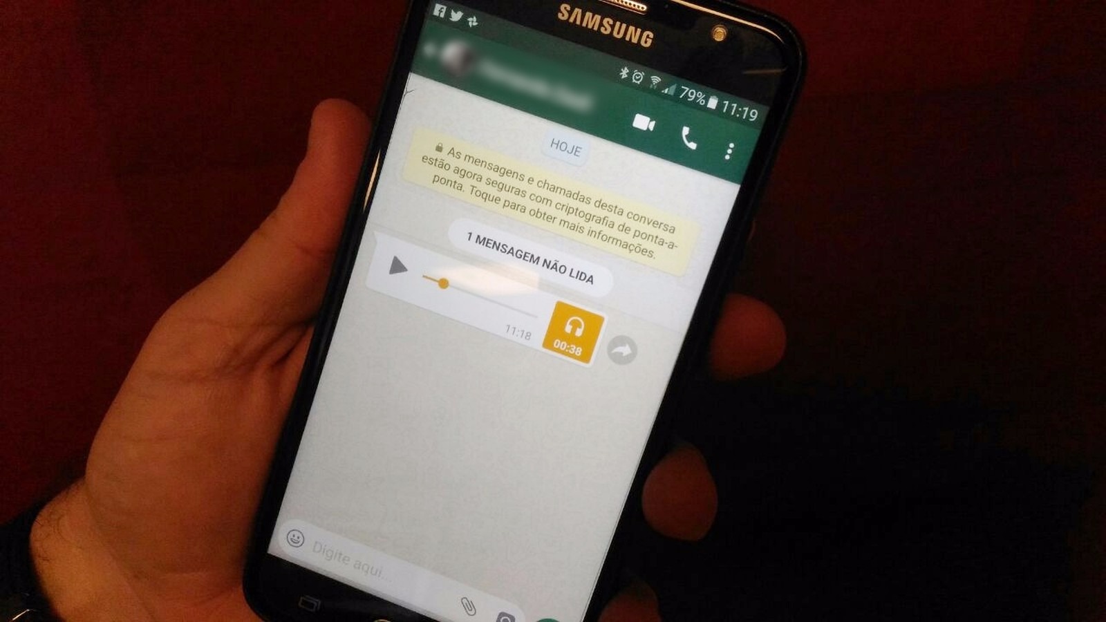 'Gemidão' do WhatsApp causa demissão de entregador de farmácia Motoboy abriu arquivo no celular e caiu na pegadinha do 'gemidão' (Foto: Fernanda Zauli/G1 )