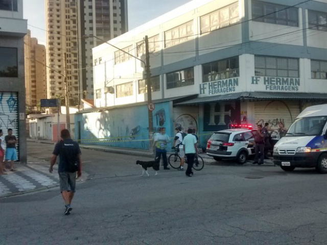 A Polícia isolou uma das áreas onde um dos crimes aconteceu em Mogi das Cruzes (Foto: G1)