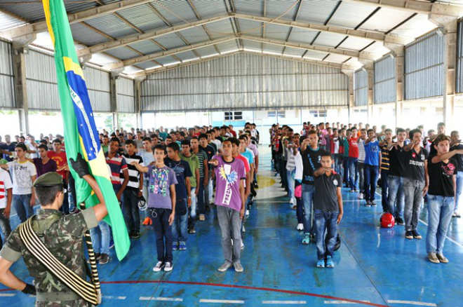 Nascidos em 1995 prestam juramento à Bandeira Nacional Mais de 200 jovens de Três Lagoas, nascidos em 1995, foram dispensados do Serviço Militar, por excesso de contingente ou por outros motivos (Foto: Divulgação/Assecom)