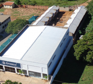 Sede da Asperbras em Água Clara onde o projeto da planta da fábrica está sendo desenvolvido e ao fundo as unidades residencias que estão sendo construídas para acomodar a equipe técnica (Foto: Sayuri Baez)