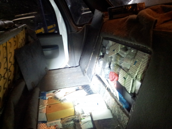 No interior do veículo foram localizados diversos eletrônicos em um compartimento entre o banco do motorista e do passageiro (Foto: Divulgação/Assecom)