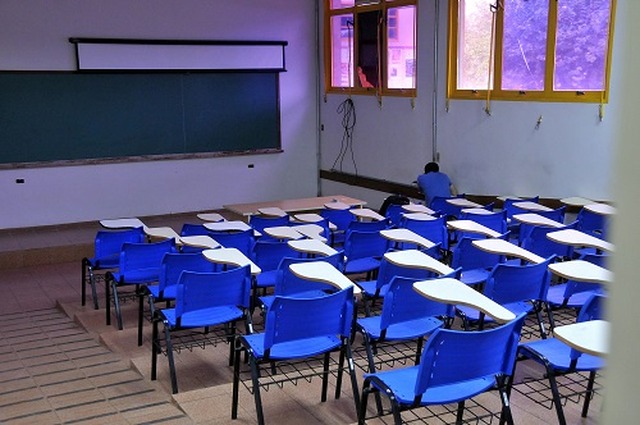 Sobra de vagas em universidade aumenta com retorno do vestibular Sala de aula vazia reflete a situação de toda a universidade - Foto: Valdenir Rezende / Correio do Estado