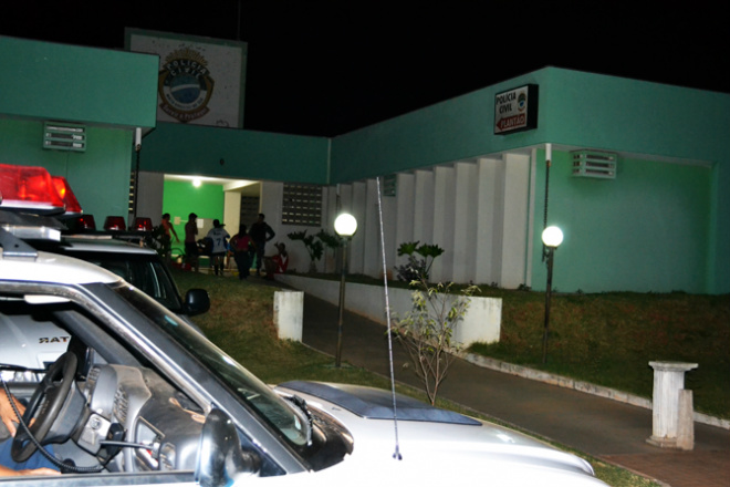 Jogador agride juiz durante jogo em Coxim e é preso Jogador ficou irritado por ter tomado um Cartão Amarelo (Foto: Maikon Leal)