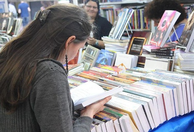 Meninas são autoras de 42 das 55 melhores redações do Enem Interesse pelos estudos e pela leitura ajudam o estudante na hora da redação - Arquivo/Agência Brasil