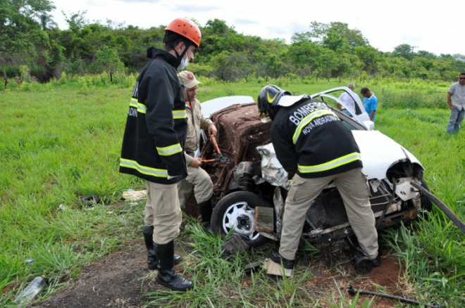 Colisão entre carro e carreta deixa vítima fatal na BR-267 Com o impacto, das três pessoas que estavam no GM, duas ficaram feridas e uma veio a óbito no local (Foto: Foto: Márcio Rogério/Nova News)