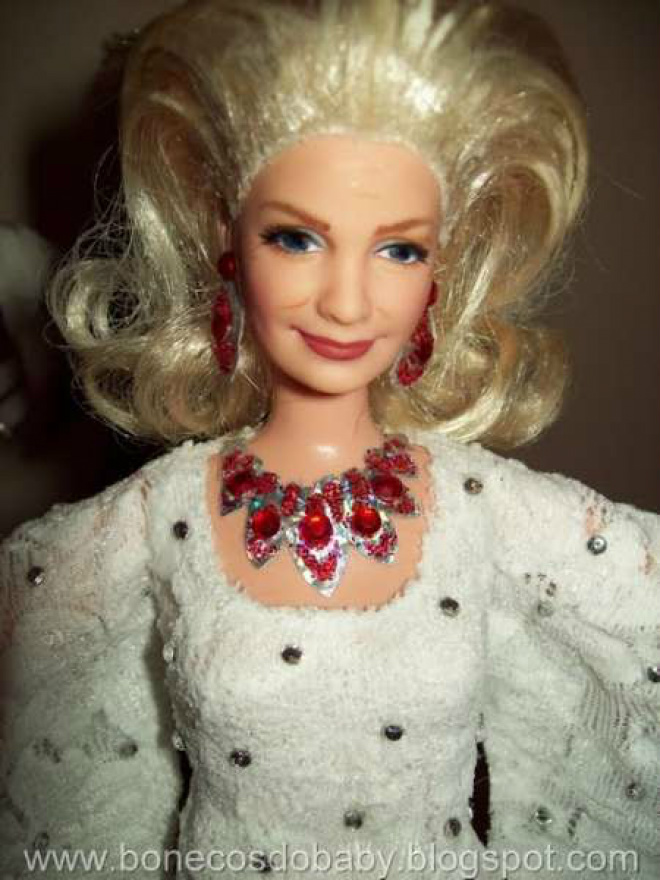 Apresentadora Hebe Camargo morre aos 83 anos Hebe chegou a ganhar a sua versão da Barbie (Foto: Google)